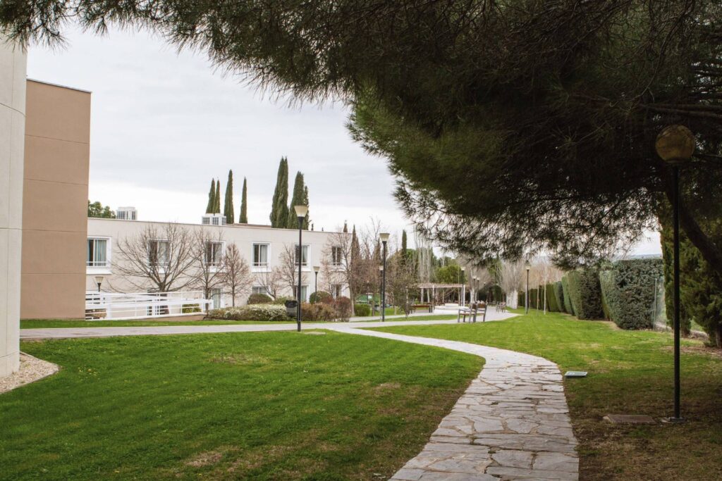 La nueva residencia de mayores en la que se encuentra Concha Velasco es privada, está a las afueras de Madrid y tiene grandes jardines por los que pasear. Orpea Punta Galea