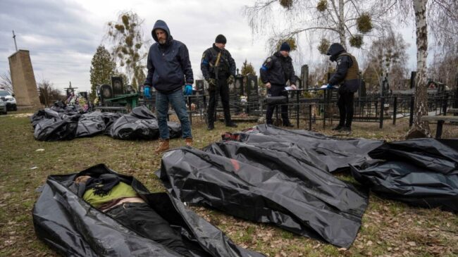 Ucrania asegura que ha localizado 420 cuerpos en la región de Bucha