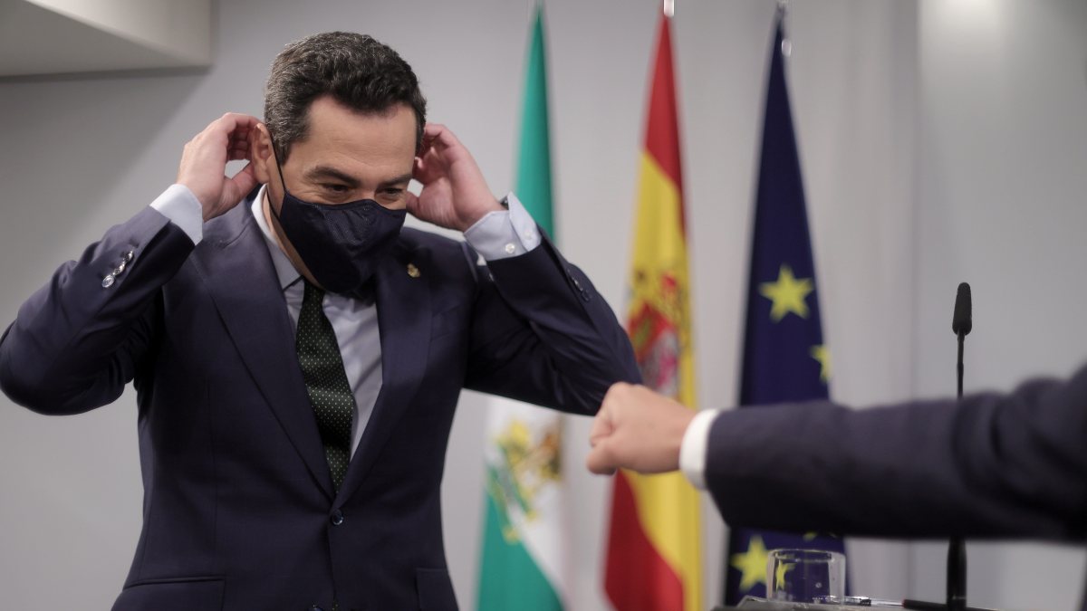 Juanma Moreno pide mantener las mascarillas en el interior «unos meses más»