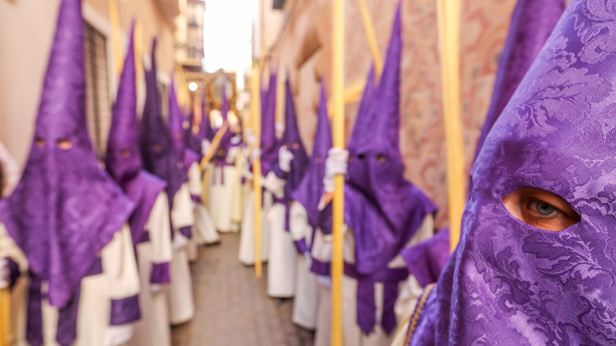 El morado hace referencia a la Cuaresma, la penitencia y la vigilia. 