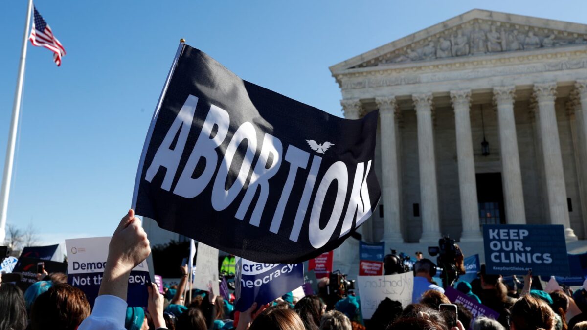 Acusan de “asesinato” a una mujer en Texas por un aborto “autoinducido” y después retiran los cargos
