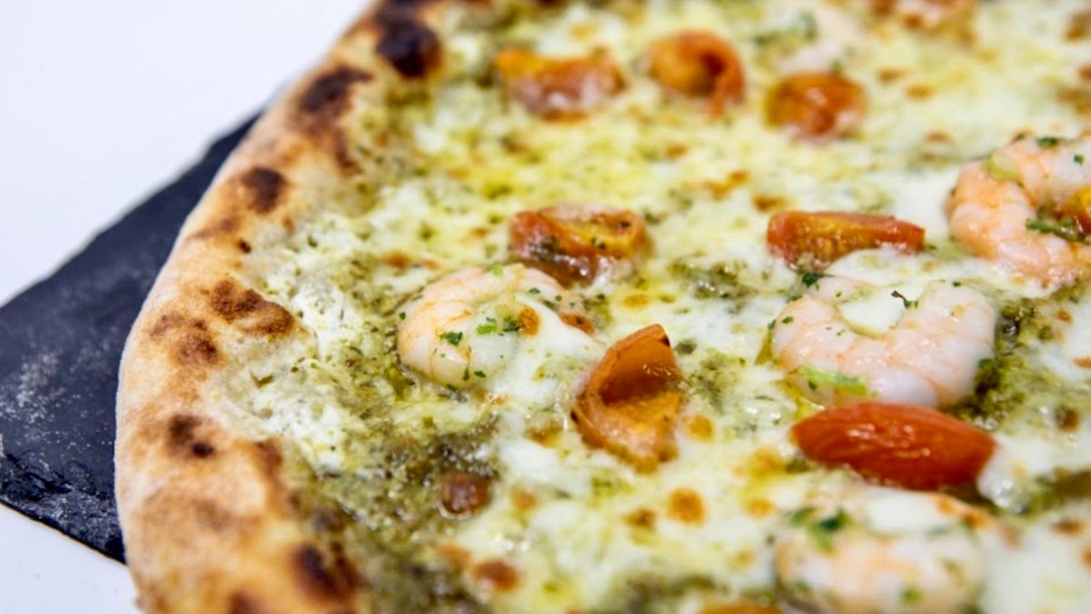 La mejor pizza ‘gourmet’ de España lleva gamba roja y se puede comer en Jávea (Alicante)