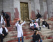 Activistas de Rebelión Científica arrojan pintura en la fachada del Congreso durante una protesta