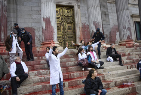 Activistas de Rebelión Científica arrojan pintura en la fachada del Congreso durante una protesta