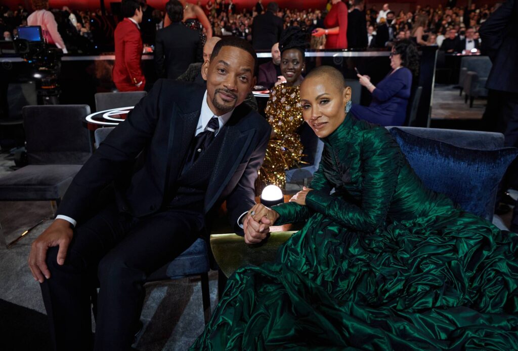 Will Smith y Jada Pinkett sonrientes antes del incidente ocurrido en la gala de los Oscar. Contacto