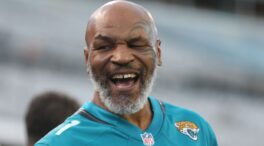 (VÍDEO) Vacilar a Mike Tyson tiene consecuencias: así le dejó la cara a un pasajero molesto en un vuelo