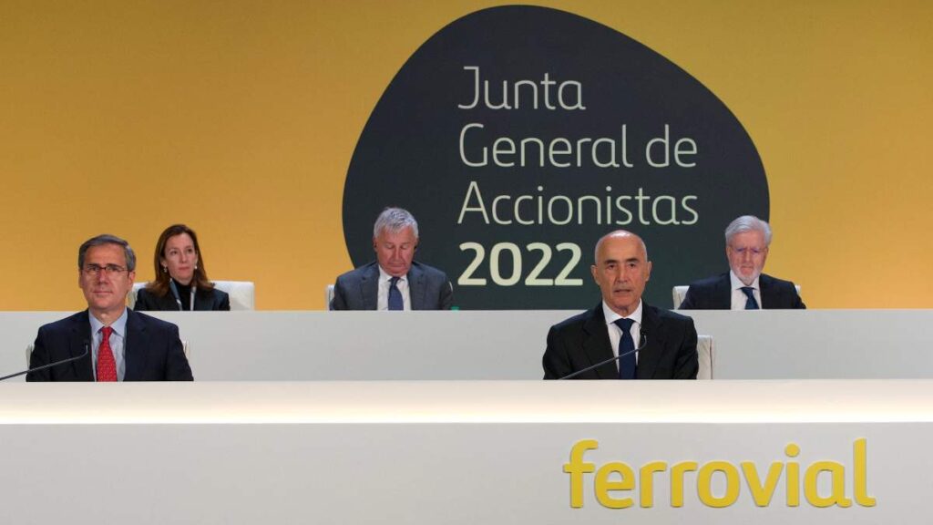 El presidente de Ferrovial, Rafael del Pino, y su CEO,  Ignacio Madridejos, durante la Junta General de Accionistas de 2022.