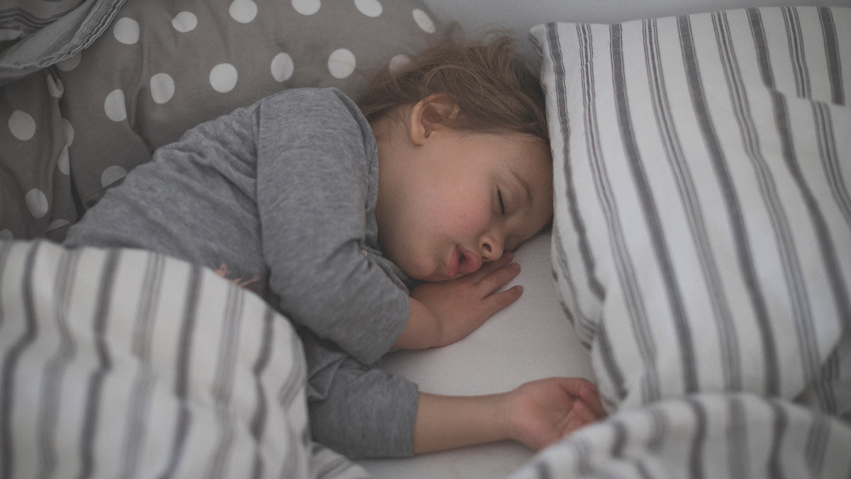 hablar dormido sueños parasomnia descanso cama sonambulismo pesadillas