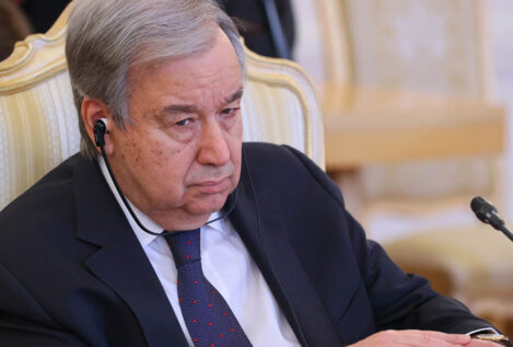 Guterres pide desde Rusia investigar «posibles crímenes de guerra» en Ucrania