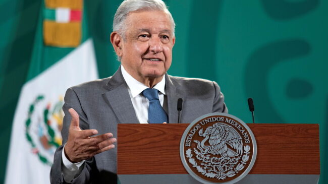 Nuevo revés para López Obrador: ordenan a su partido retirar su campaña de señalamiento contra opositores