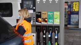 Los precios de la gasolina y el gasóleo caen ligeramente