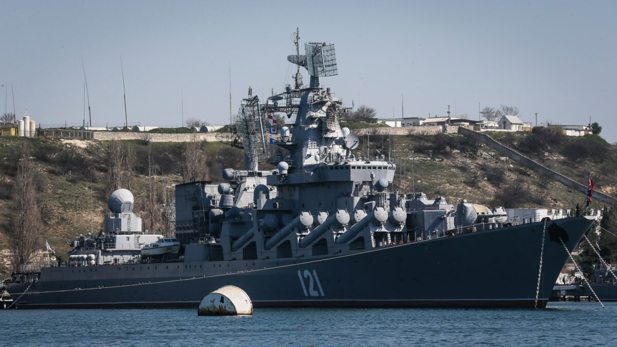 Rusia confirma el hundimiento del ‘Moskva’, su buque insignia en el Mar Negro, por una «detonación de municiones»