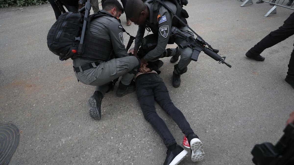 (VÍDEO) Segunda noche de disturbios entre palestinos y policías israelíes en Jerusalén