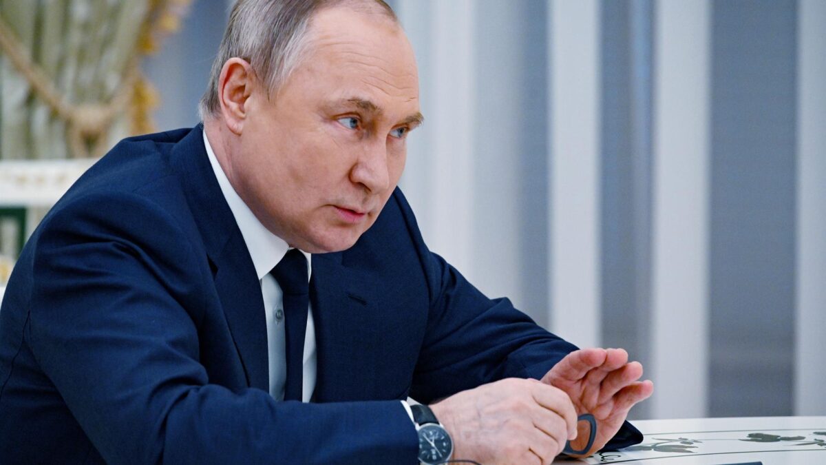 Putin considera «errónea» la renuncia a la neutralidad de Finlandia, que le anuncia que pedirá ingresar en la OTAN