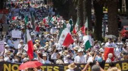 (VÍDEO) Miles de opositores marchan en México contra una polémica consulta de López Obrador