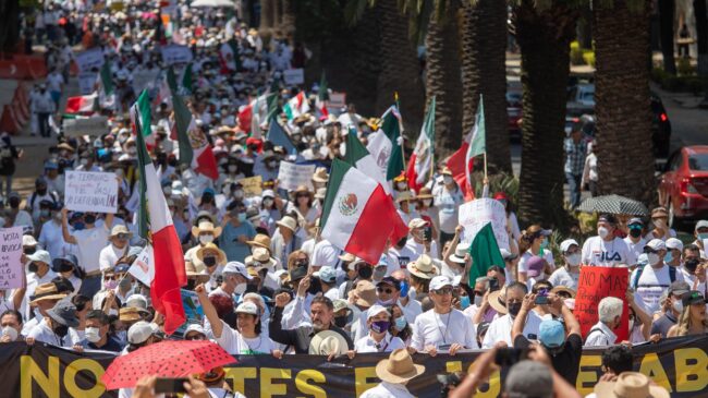 (VÍDEO) Miles de opositores marchan en México contra una polémica consulta de López Obrador