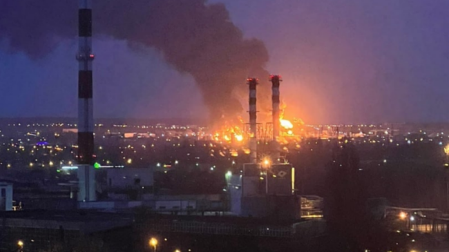 Ucrania denuncia ataques rusos en estaciones de tren mientras Moscú informa de un grave incendio en su territorio