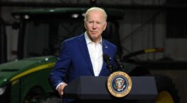 (VÍDEO) El momento de desconcierto de Biden nada más terminar un discurso: ¿a quién saluda?