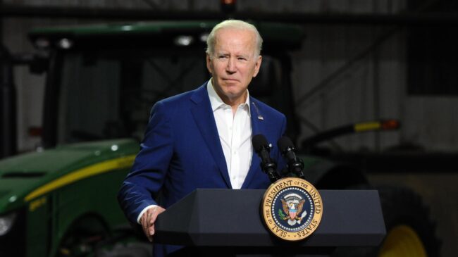 (VÍDEO) El momento de desconcierto de Biden nada más terminar un discurso: ¿a quién saluda?