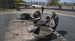 Kiev destruye la estatua que simbolizaba la amistad y "reunificación" con Rusia en la Unión Soviética