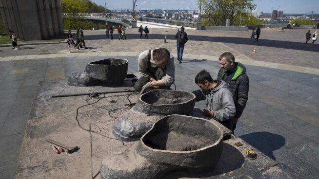 Kiev destruye la estatua que simbolizaba la amistad y "reunificación" con Rusia en la Unión Soviética