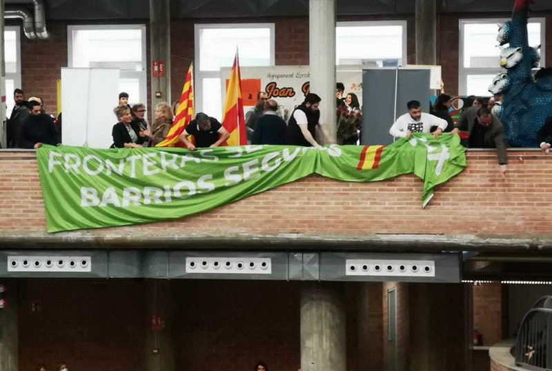 (VÍDEO) Independentistas increpan a dirigentes de Vox en su carpa de San Jordi