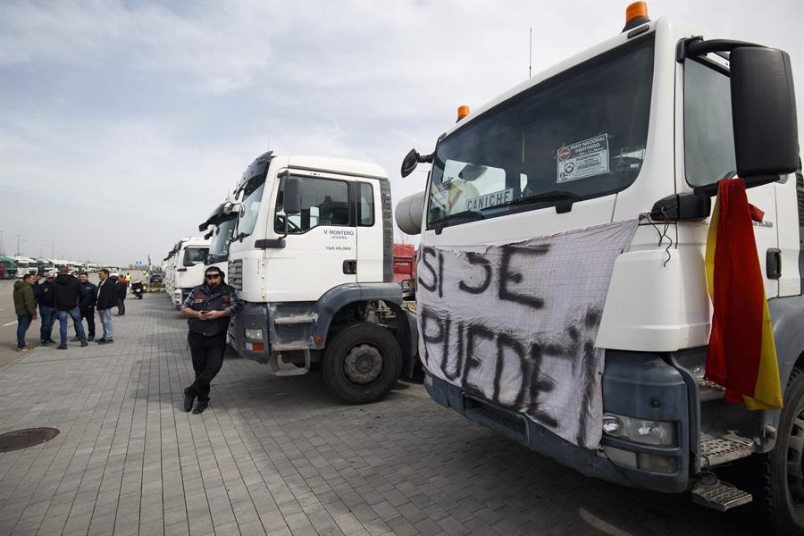 Los transportistas suspenden «temporalmente» el paro después de 20 días