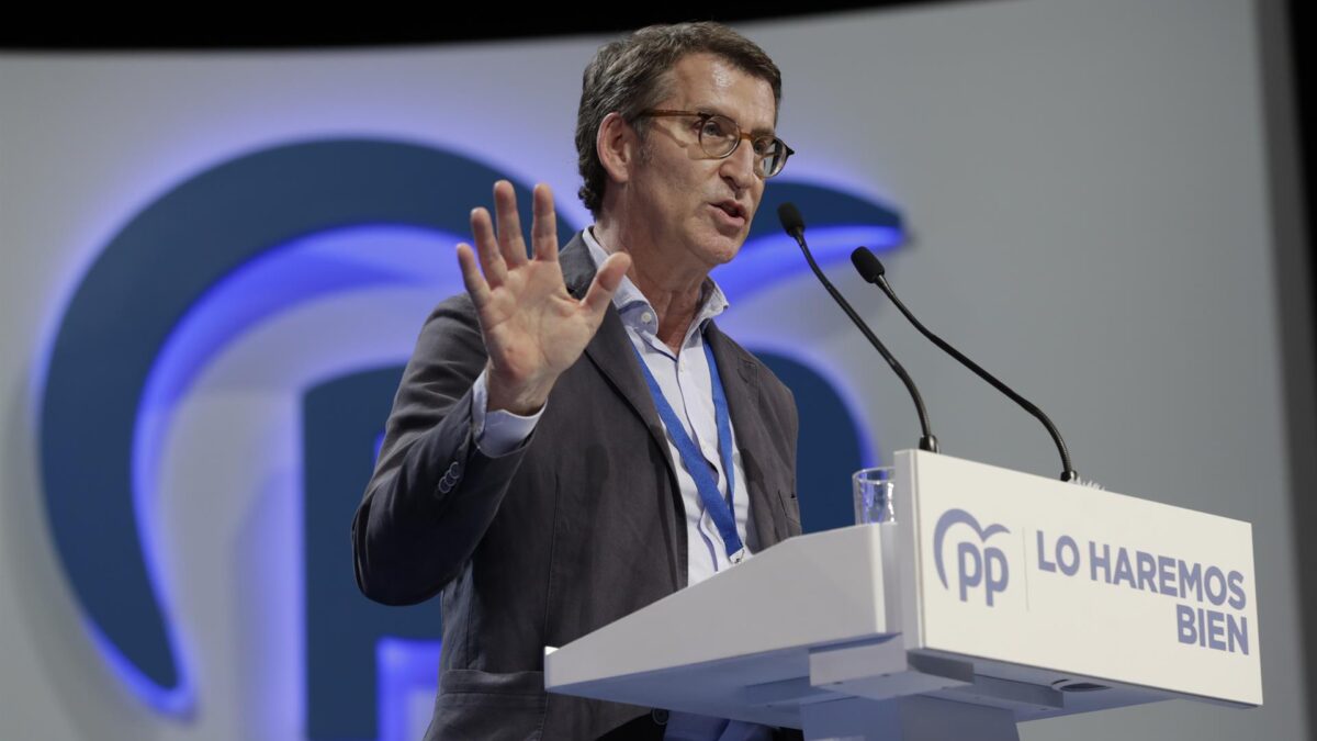 Feijóo reivindica «el PP de las mayorías absolutas» y se rodea de viejos conocidos del partido