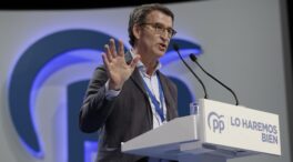 Feijóo reivindica "el PP de las mayorías absolutas" y se rodea de viejos conocidos del partido