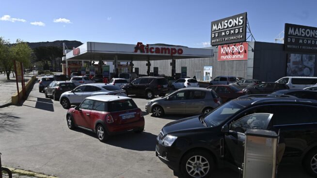 Colas, confusión y problemas técnicos en el primer día de aplicación del descuento en la gasolina