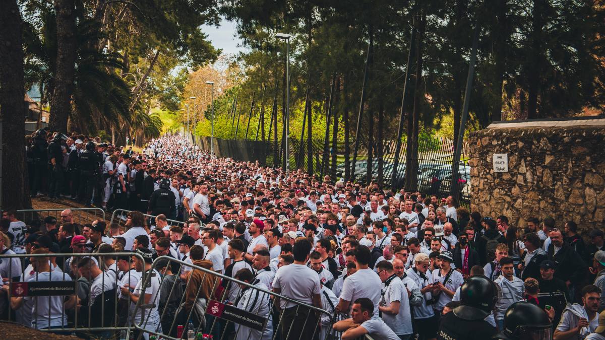 Más de 25.000 aficionados del Eintracht toman Barcelona y los Mossos intervienen cerca del Camp Nou