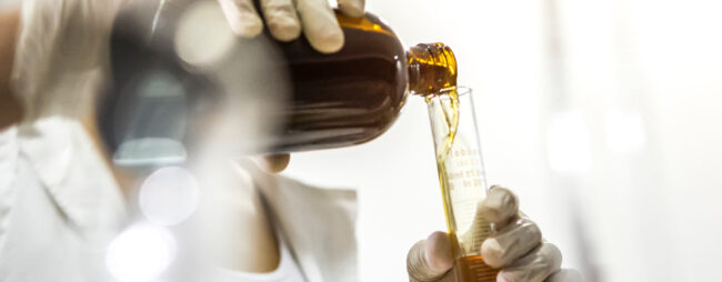 ‘Inhalación profunda’, de cómo el popper salió del laboratorio y entró en los bares gais y las tiendas de barrio