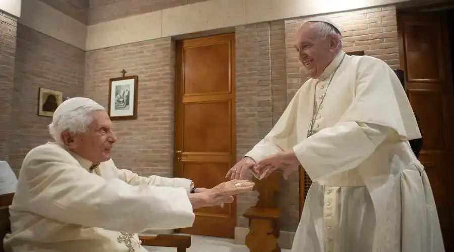 El papa Francisco visita a Benedicto XVI para felicitarle por su 95 cumpleaños