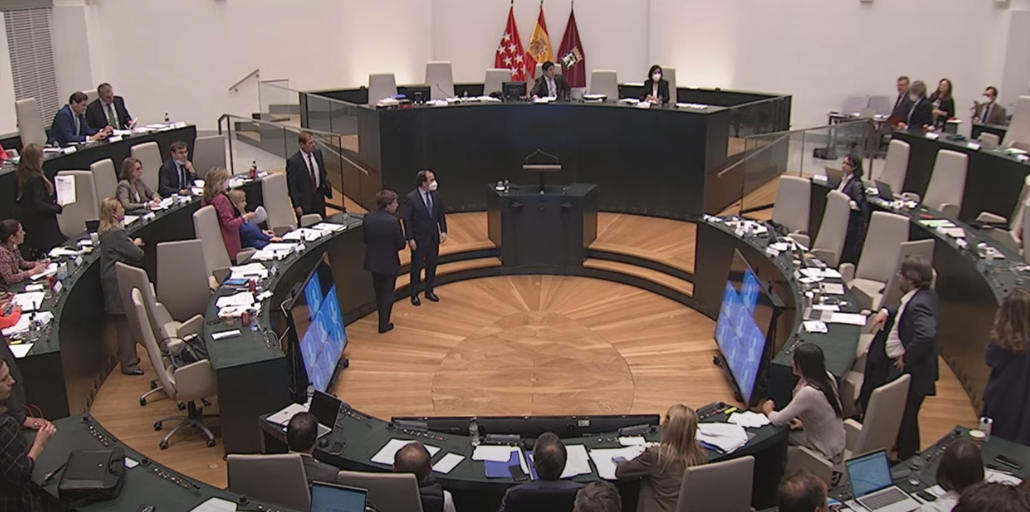 Una concejal del Ayuntamiento de Madrid sufre una bajada de tensión en mitad de un pleno