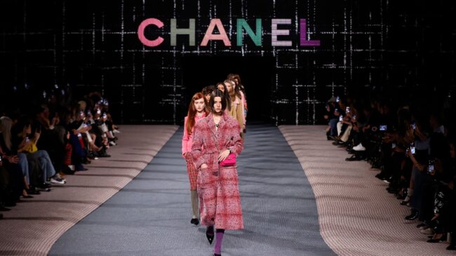 Chanel se une a las sanciones contra Rusia: restringe la venta de sus productos a ciudadanos rusos