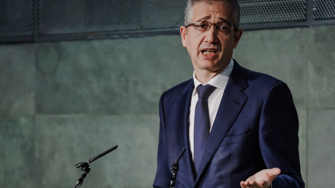 Hernández de Cos celebra la prórroga de los Presupuestos para frenar el gasto de Sánchez