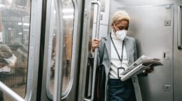 Una jueza de EE.UU. revoca la orden del uso obligatorio de mascarilla en el transporte público: "Excede la autoridad legal"