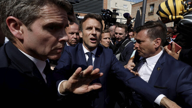 (VÍDEO) Lanzan tomates a Macron durante la visita a un mercado cercano a París: "¡Proyectil!"