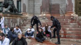 (VÍDEO) Activistas de 'Rebelión Científica' pintan de rojo la fachada del Congreso por la "pasividad del Gobierno"