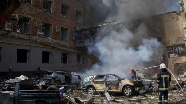 (VÍDEO) Guerra en Ucrania: Rusia sigue bombardeando la ciudad de Járkov