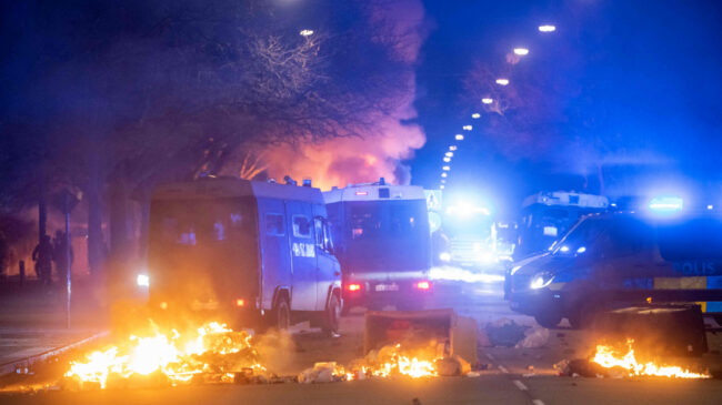 (VÍDEO) Cuarta noche de fuertes enfrentamientos en Suecia por manifestaciones contra el Corán