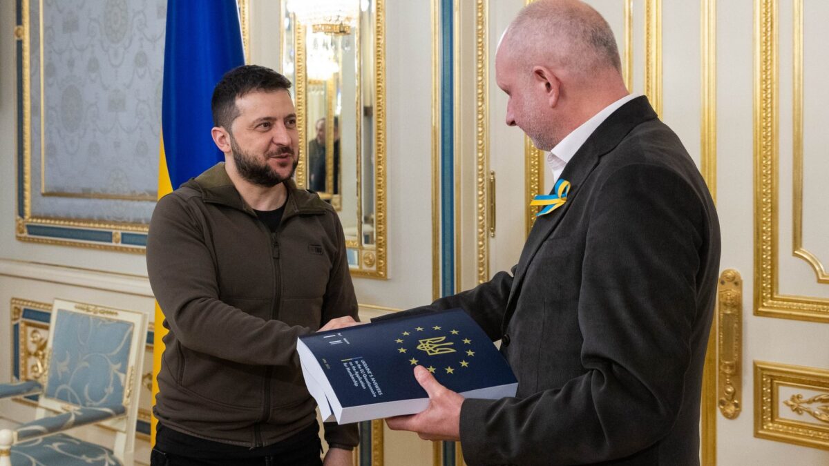 Zelenski entrega el formulario para el ingreso de Ucrania en la UE tan sólo diez días después de reunirse con Von der Leyen