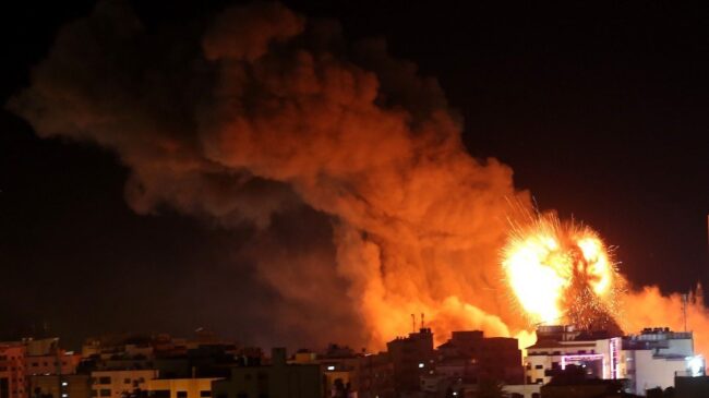 (VÍDEO) Israel responde al lanzamiento de cohetes bombardeando objetivos de Hamás en Gaza