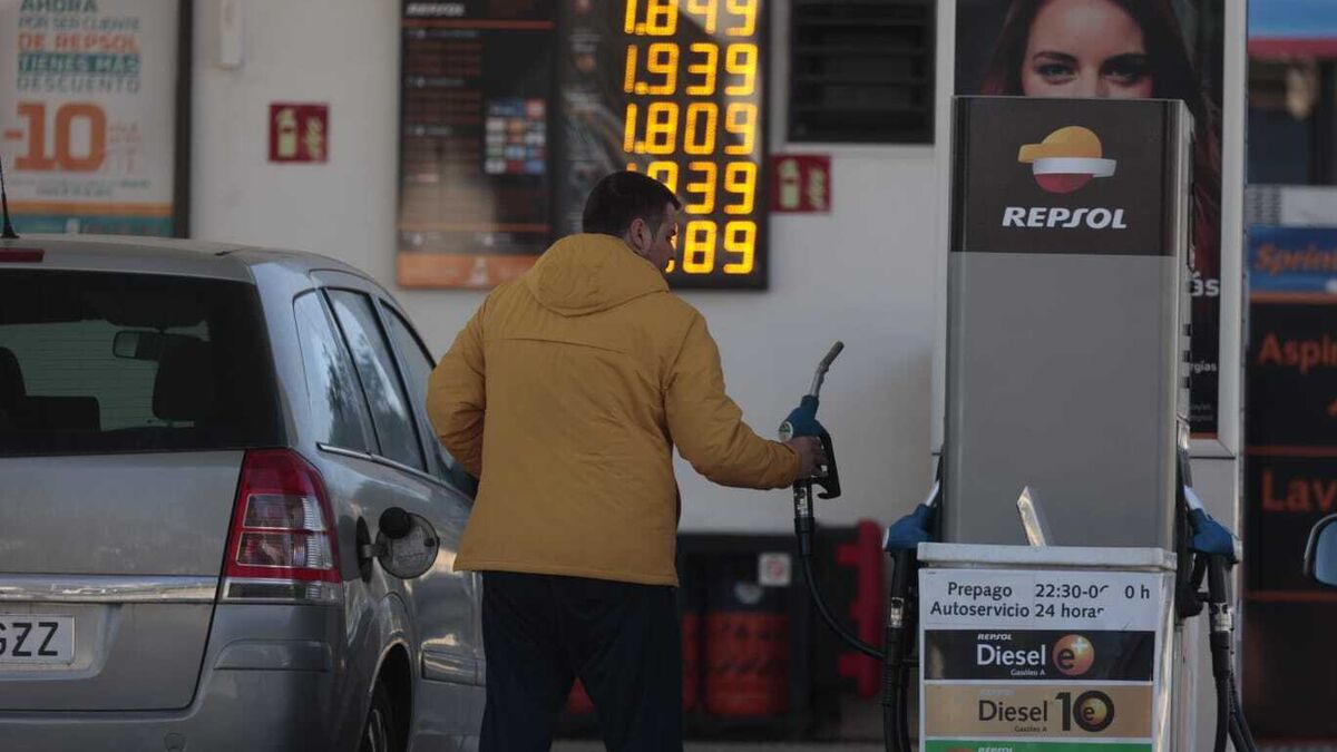 Guerra de precios: el descuento del Gobierno sobre el carburante desata la polémica en el sector