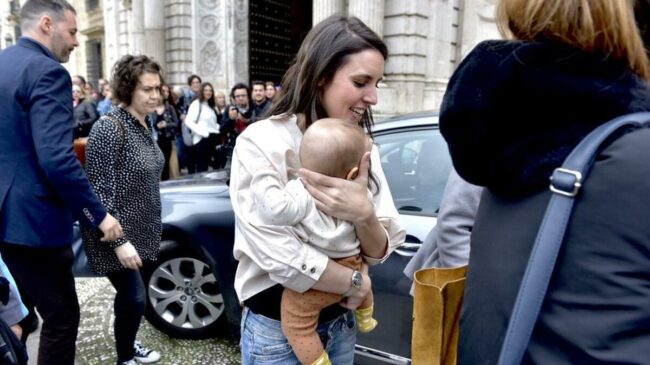 El juez imputa a la exjefa de prensa de Podemos e investigará si hizo de niñera para Irene Montero