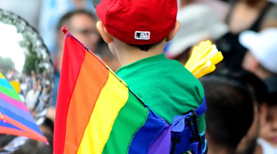 Alabama (EE.UU.) aprueba una ley que penaliza la transición de género en menores