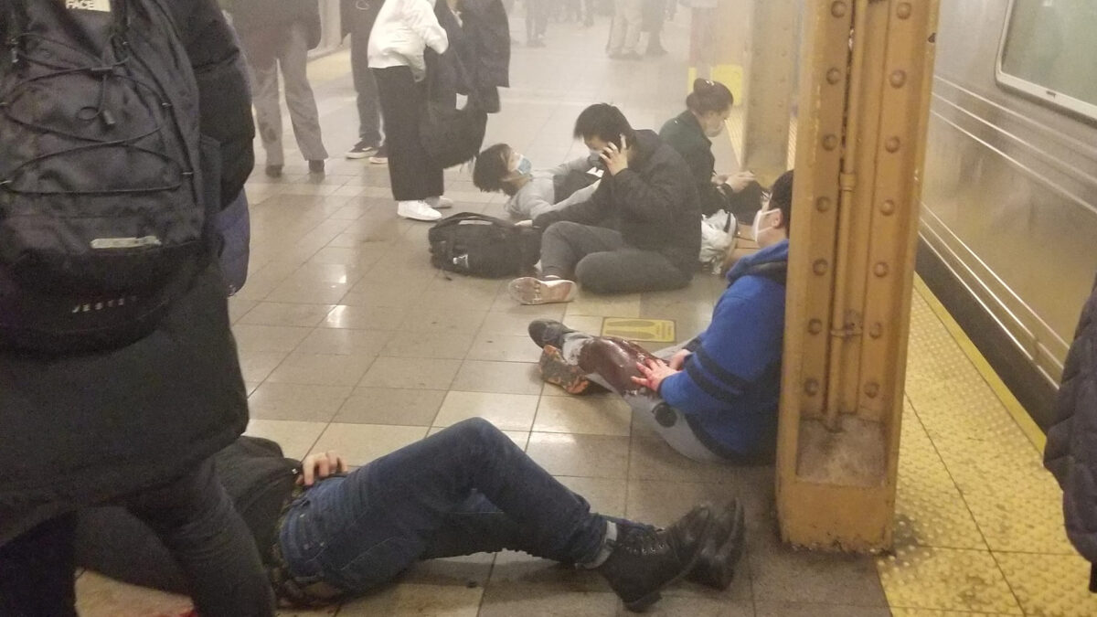 (VÍDEO) Al menos 16 heridos por un tiroteo en el metro de Nueva York