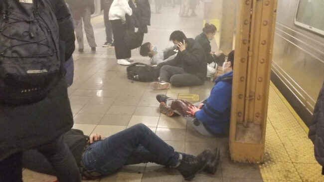 (VÍDEO) Al menos 16 heridos por un tiroteo en el metro de Nueva York