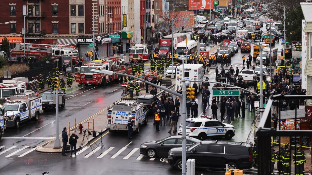 «Persona de interés»: la policía de Nueva York busca al supuesto atacante del tiroteo tras identificarle con una prueba clave