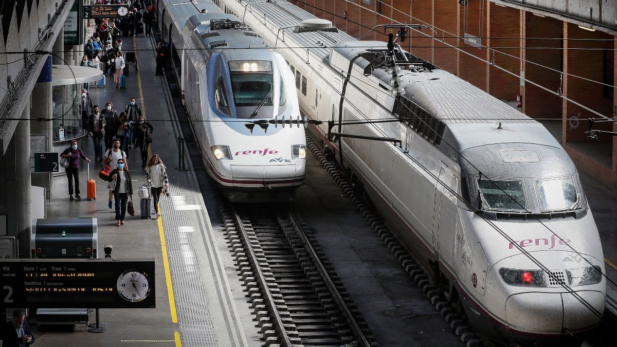 Piden responsabilidades a Renfe por permitir una fiesta sin mascarillas y cigarros en un tren